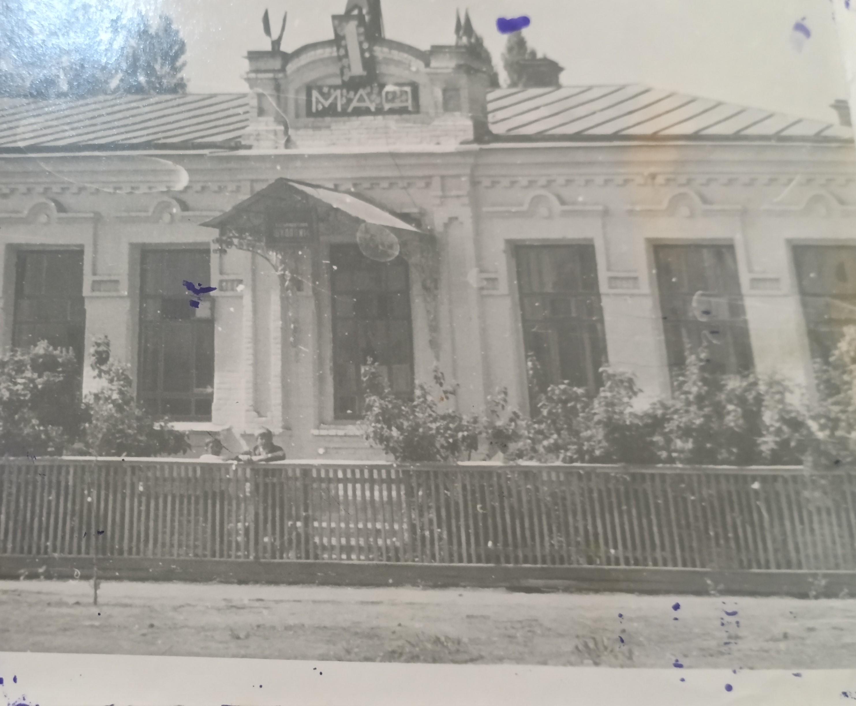 Фотография школы.